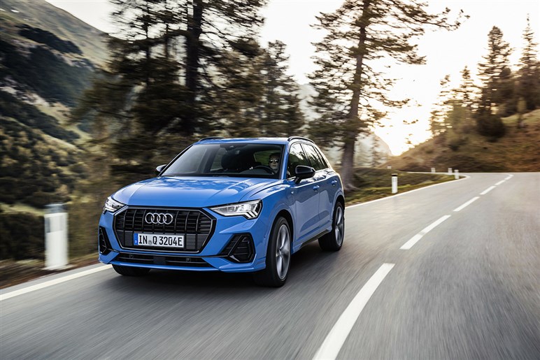 【中身は全面刷新】メルセデスベンツの人気SUV「GLB」新型は“カクカクボディ”維持で年内登場か