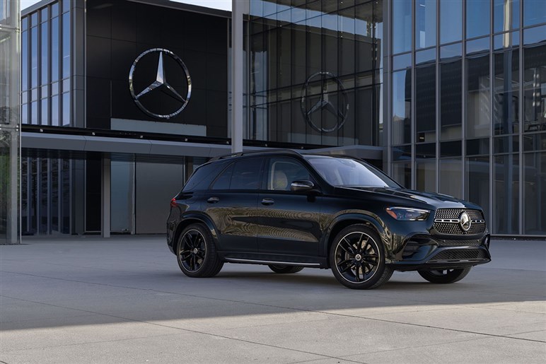 【中身は全面刷新】メルセデスベンツの人気SUV「GLB」新型は“カクカクボディ”維持で年内登場か
