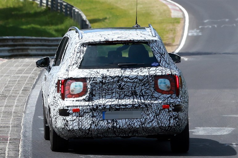 【中身は全面刷新】メルセデスベンツの人気SUV「GLB」新型は“カクカクボディ”維持で年内登場か