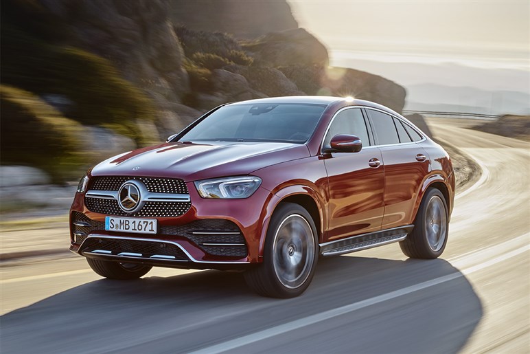 【中身は全面刷新】メルセデスベンツの人気SUV「GLB」新型は“カクカクボディ”維持で年内登場か