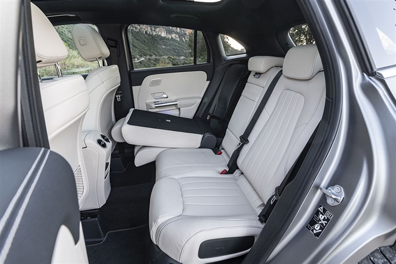 【中身は全面刷新】メルセデスベンツの人気SUV「GLB」新型は“カクカクボディ”維持で年内登場か