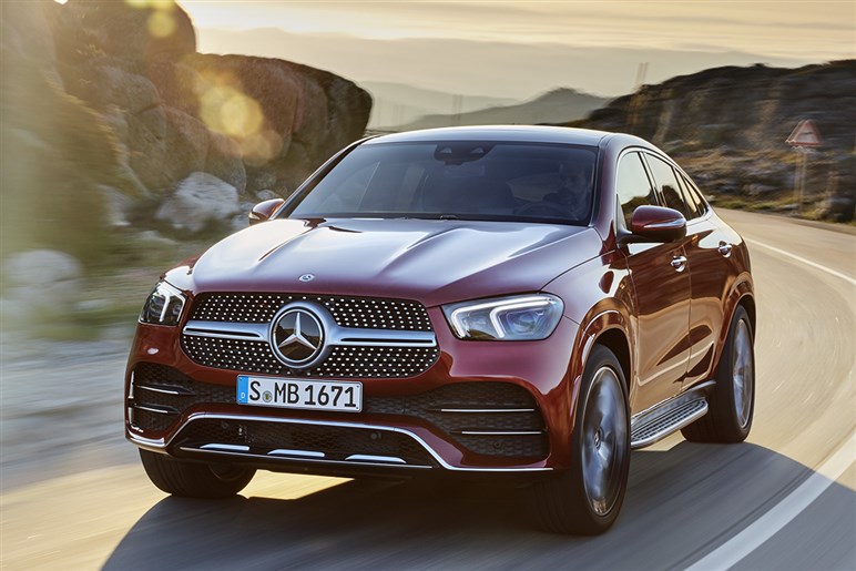 【中身は全面刷新】メルセデスベンツの人気SUV「GLB」新型は“カクカクボディ”維持で年内登場か