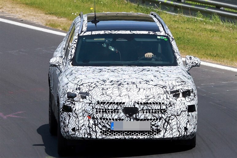 【中身は全面刷新】メルセデスベンツの人気SUV「GLB」新型は“カクカクボディ”維持で年内登場か