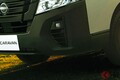 日産が新「“ベッド付き”商用バン」発表！ めちゃ豪華な“木目内装”に「快適すぎるインテリア」搭載した“走る部屋”！「キャラバンMYROOM」が断熱・遮音性アップで超進化！
