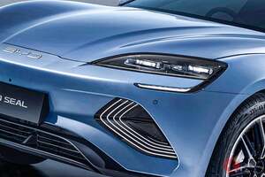 495万円！  新「スポーツセダン」発表！  全長4.8mの「ちょうどいいサイズ」採用！ 高性能サスペンション「DiSus-C」搭載のBYD「SEAL」登場