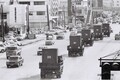 なぜ沖縄だけ「アメリカ式道路交通」に変わった？ GHQ占領下の東京・大阪が「戦前のまま」だったワケ 理由は “バス” ってホント!?