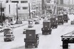 なぜ沖縄だけ「アメリカ式道路交通」に変わった？ GHQ占領下の東京・大阪が「戦前のまま」だったワケ 理由は “バス” ってホント!?