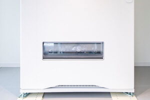 ナニコレ!?「取り出し口だけ」の自動販売機があった！ 完全真っ白、買い方も判らない!? でも確かにドリンク出てきた！