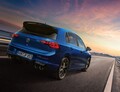 VW新型「ゴルフR」日本初公開…333PSに向上し意外とバーゲンプライス？ 注目の「I.D.BUZZ」は今夏導入