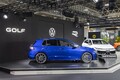 VW新型「ゴルフR」日本初公開…333PSに向上し意外とバーゲンプライス？ 注目の「I.D.BUZZ」は今夏導入