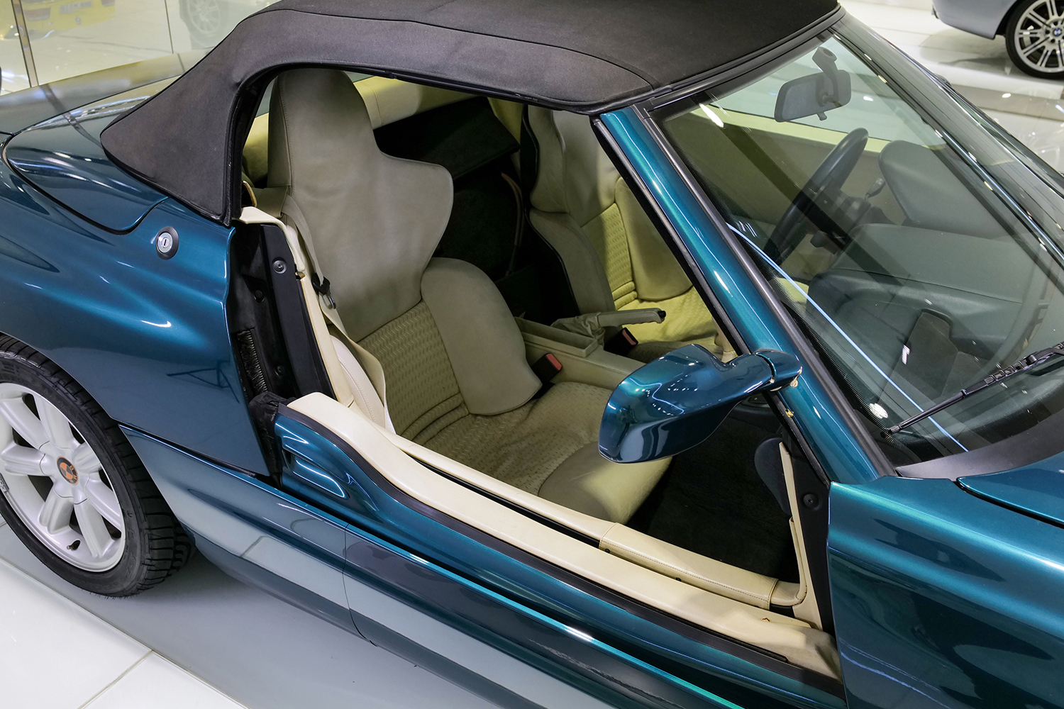 「跳ね上げ」でも「スライド」でも「スイング」でもなく「下がる」ドア！　BMW「Z1」は何もかもが奇抜すぎる１台だった