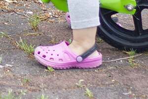 違反なの？ 違反じゃないの!?  一体どっち？ 長靴やサンダルでバイクを運転する行為