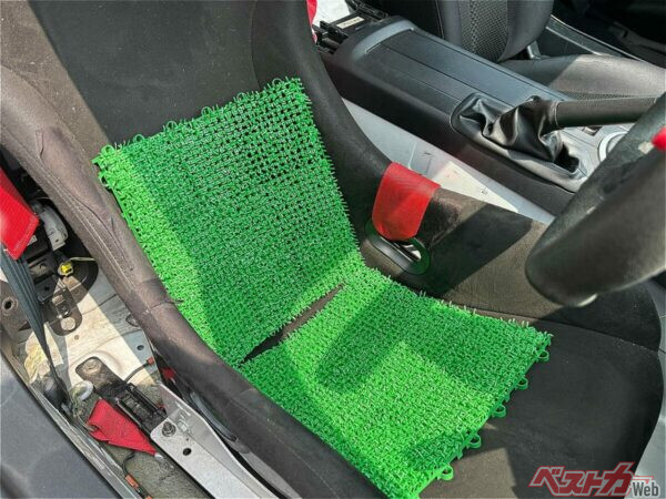 たった326円でシートのムレムレ解消!?　SNSで話題の人工芝シートはホントに涼しいのか!?