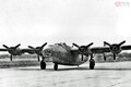 大戦中の米軍が作っちゃった！ B-17の顔したB-24爆撃機「世紀の珍機」なぜ生まれた？