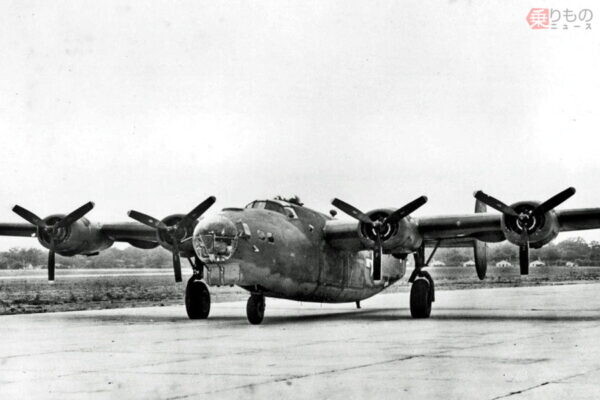 大戦中の米軍が作っちゃった！ B-17の顔したB-24爆撃機「世紀の珍機」なぜ生まれた？