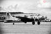 大戦中の米軍が作っちゃった！ B-17の顔したB-24爆撃機「世紀の珍機」なぜ生まれた？