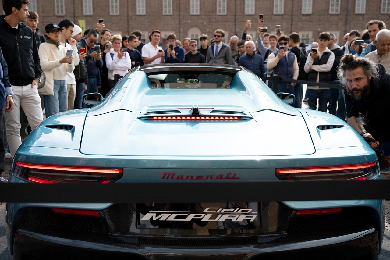 マセラティ「MCプーラ」、伊トリノで初公開。虹色に輝くクーペ＆チェロの2ボディで来場者を魅了