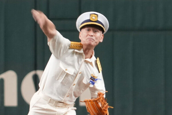 「還暦を過ぎてあの身のこなし…」海上保安庁・瀬口長官が東京ドームで堂々の始球式 会場もSNSもどよめき