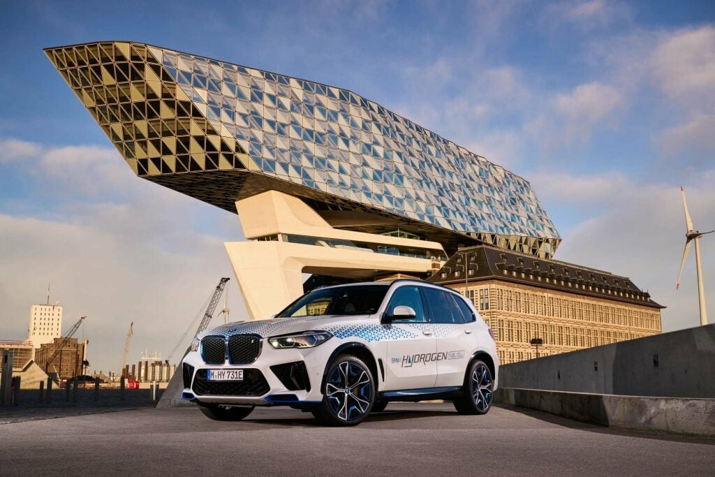 BMW 燃料電池車「iX5 ハイドロジェン」公道での実証実験を日本でスタート