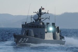 米原子力空母の動きに呼応した!? 中国の「アンテナ山盛り軍艦」宮崎県沖に出現！ 巨大な中国空母も近くに