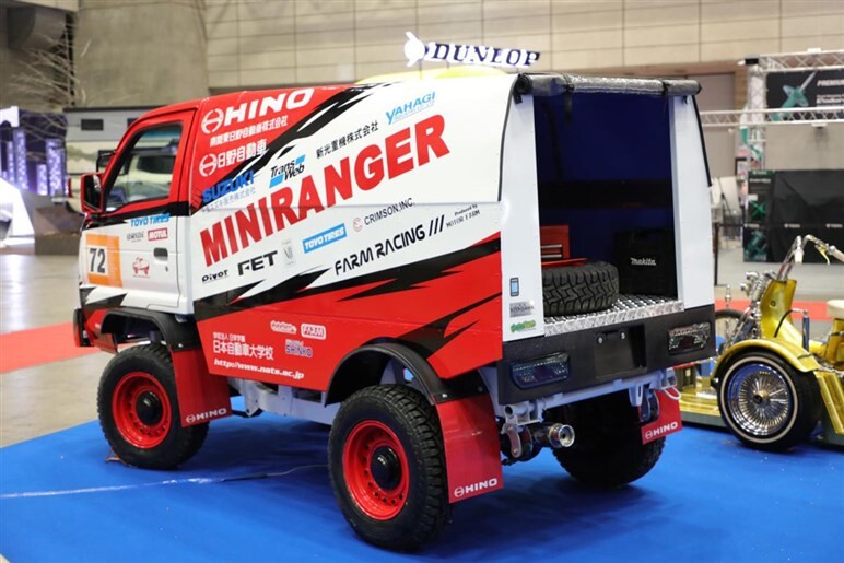 【オートサロン名物】怖いモノ知らずな学生。ダカールラリーの怪物トラックを「ジムニー」でつくる？