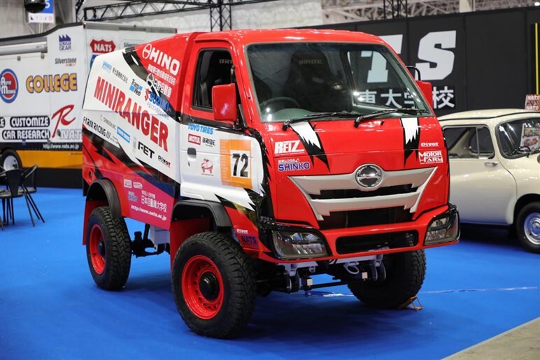 【オートサロン名物】怖いモノ知らずな学生。ダカールラリーの怪物トラックを「ジムニー」でつくる？