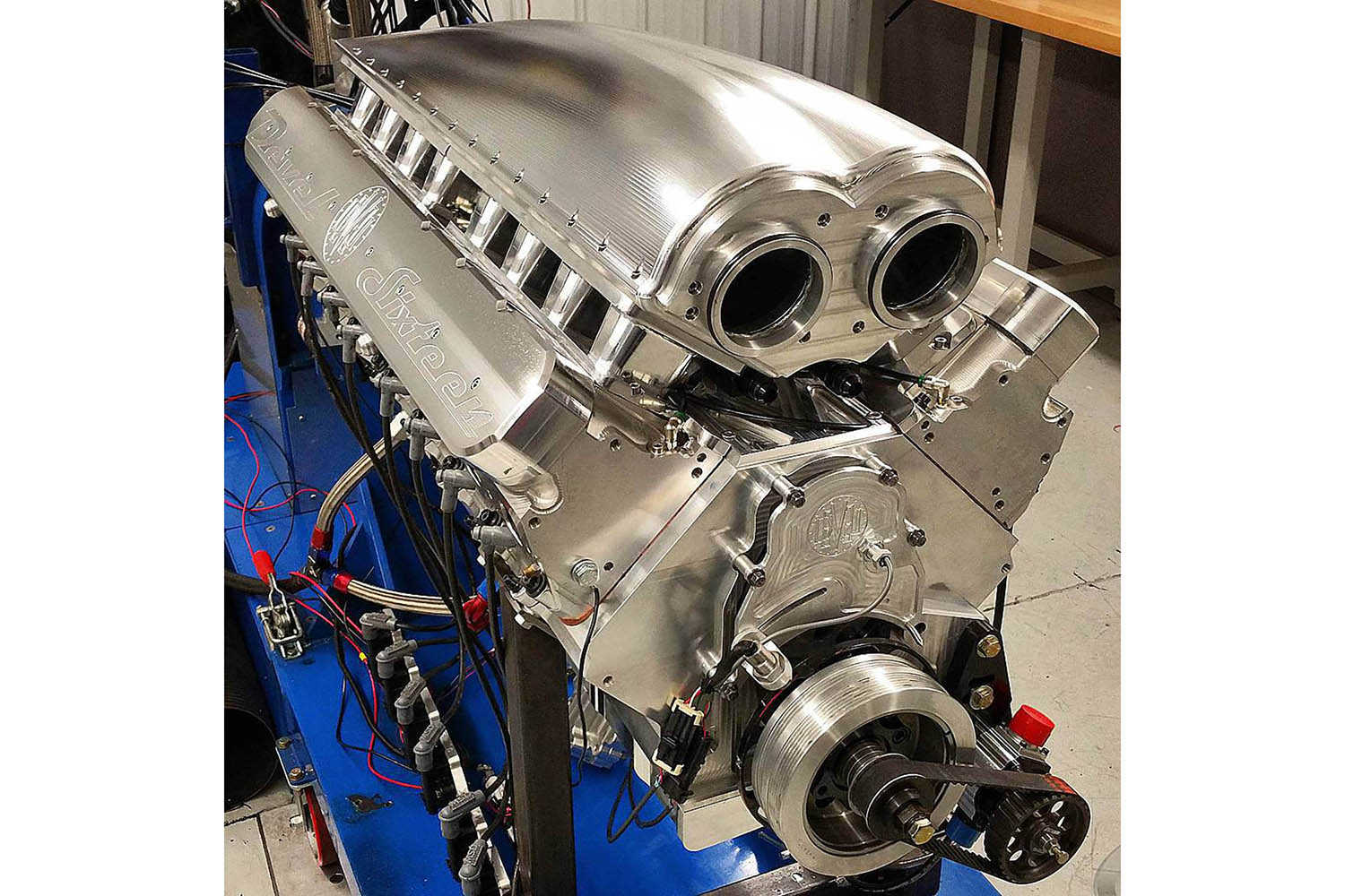 12.3リッターV16エンジンで5000馬力って何かの間違いじゃないか？　最高速500km/hのハイパーカー「デヴェル16」がケタ違いすぎて声が出ない