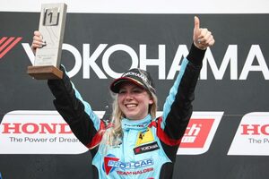 TCRドイツ第4戦：女性ドライバーのミシェル・ハルダーが初優勝。兄のマイクも表彰台に