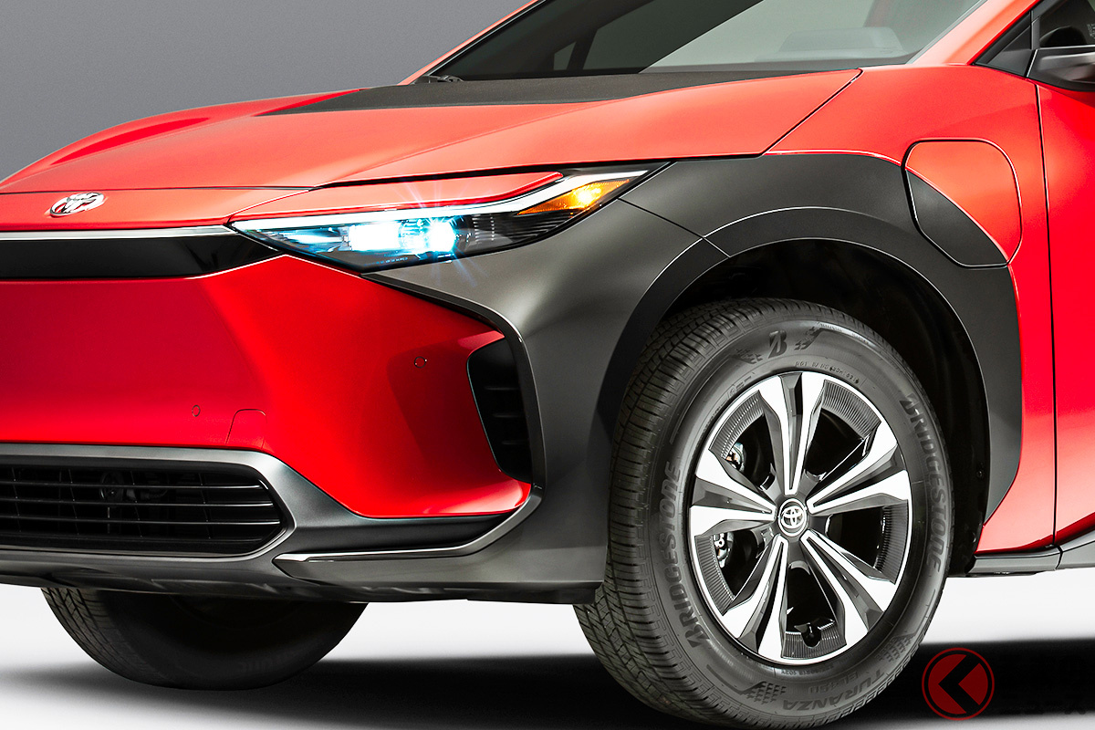 トヨタが新型suv Bz4x 鮮烈レッドのド派手仕様を初公開 斬新顔強調 巨大レトロトヨタ車 タコジラ もlaに登場 くるまのニュース 自動車情報サイト 新車 中古車 Carview