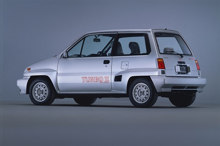 【覚えてますか？】荷室に“専用バイク”を搭載する「シティ」はホンダの天才的発想から生まれたコンパクトカー