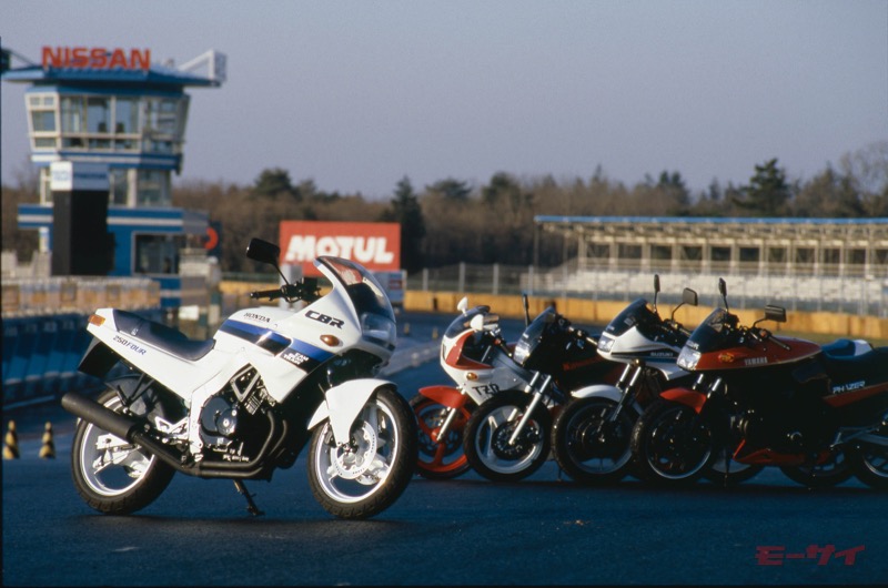並列4気筒で衝撃の1万9000回転 怒濤のパワーが やる気 にさせた250ccバイクたち 80 90年代 250cc国産マシンヒストリー モーサイ 自動車情報サイト 新車 中古車 Carview