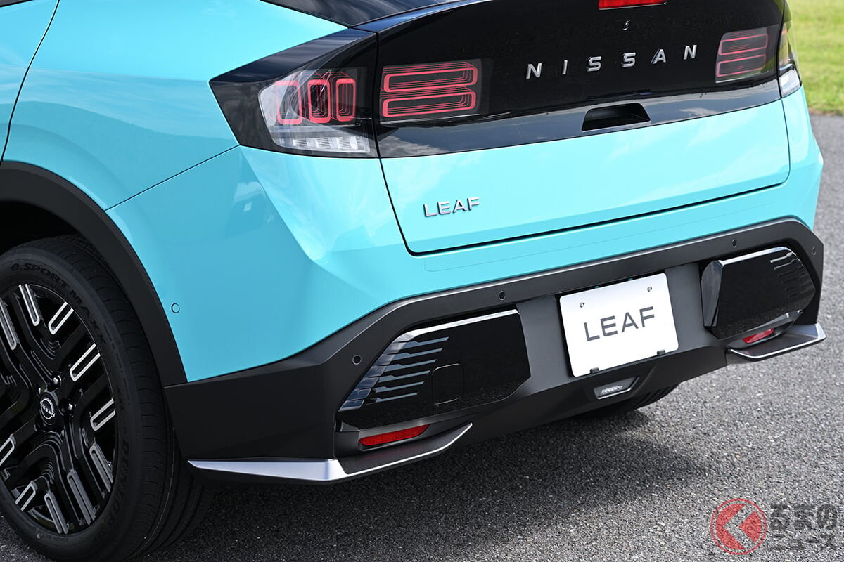 日産が「新型クーペSUV」発表！ 初採用の“光るプレート”＆「流れるウインカー」に大注目！ エアロ風プロテクトもイイ！ 新型「リーフ」純正アクセサリー発売へ