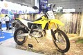 スズキの最新モデル「DR-Z4S」「DR-Z4SM」を福岡で披露!! 「スズキ モーターサイクルコレクション2025」ソラリアターミナルビルで開催