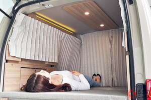 日産の「スゴい“車中泊専用”バン」に反響多数！ めちゃ快適な「木目オシャレ空間」に「販売終了しちゃダメ！」の声も!? 新たな「マイルーム」シリーズで実際に「寝てみた」印象に寄せられた“意見”とは