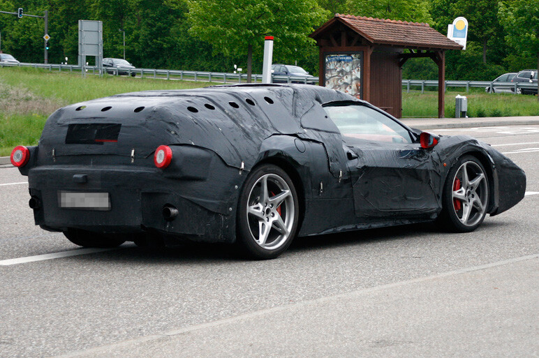 エンツォ後継をキャッチ 性能はヴェイロン超え!?