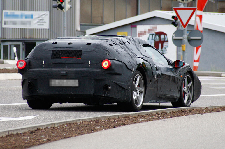 エンツォ後継をキャッチ 性能はヴェイロン超え!?