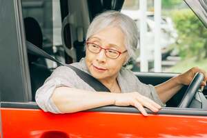 日本ではなぜ「バック駐車」が基本なのか？ 世界常識と真逆？ 「スーパーの駐車場」で見る光景、実は合理的だった