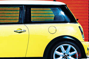 初代BMW「ミニ」の特徴はトヨタ「ヴィッツ」より“重い”こと!?  話題のAIが謎回答！ “ゴーカートフィーリング”を現代的に磨き上げた「R50」のヒミツとは