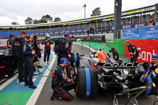 ピットレーンから表彰台。衝撃のフェルスタッペン復活劇に、ライバルは敬意と疑問【トップチーム密着】