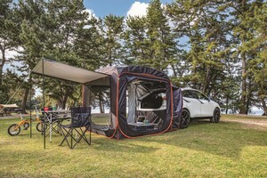 キャンプ初心者に人気！ 簡単設営の「カーサイドテント」でワンランク上の快適空間を手に入れる