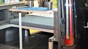 「人気のファミリカーを車中泊仕様に」「見た目はほぼノーマルだが…」リビングスタイルはもはや部屋感覚。日常使いも犠牲にしない快適すぎるステップワゴンを紹介