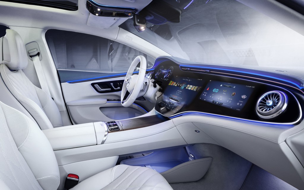 メルセデスがSクラスの電気自動車版「EQS」の市販車らしからぬ超近未来的なインテリア公開