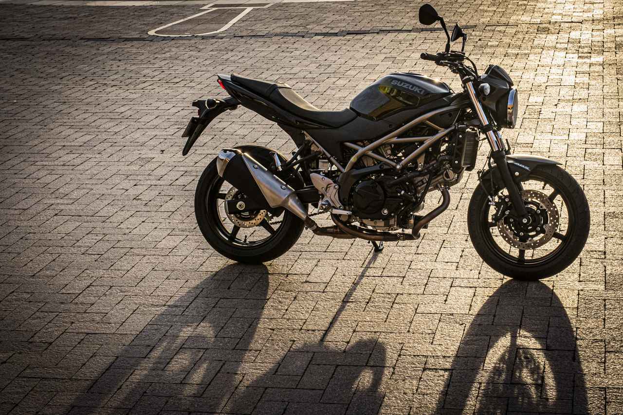 スズキ Sv650 は250cc 400ccみたいにコンパクトだけど直進安定性が抜群すぎっ 大型バイク初心者にもおすすめです Suzuki Sv650 試乗レビュー 2 優しさ編 Webオートバイ 自動車情報サイト 新車 中古車 Carview