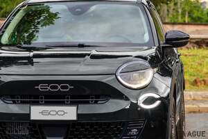 レトロでシックな内外装がカワイイ！ フィアット「600ハイブリッド」で初、“黒のボディカラー”をまとった限定車が登場
