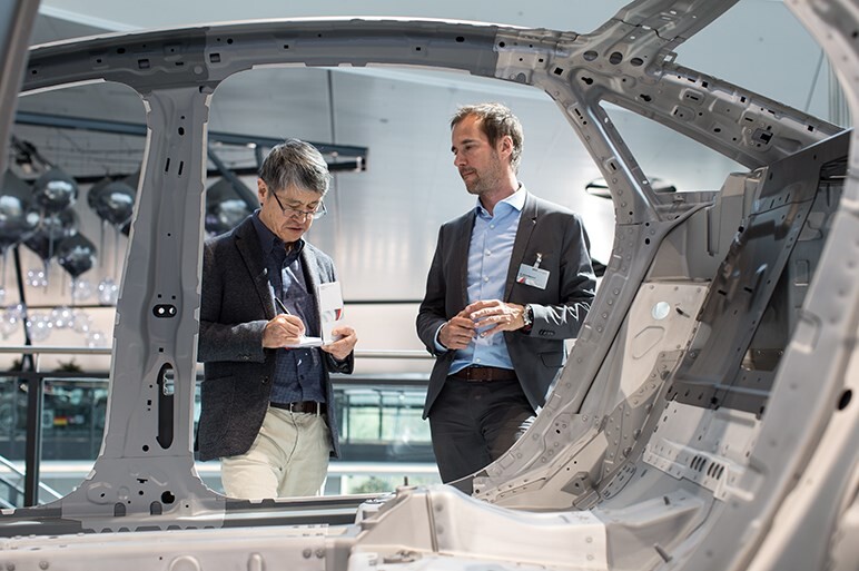 7月発表予定のアウディの旗艦A8は複合素材のハイテクボディで登場する