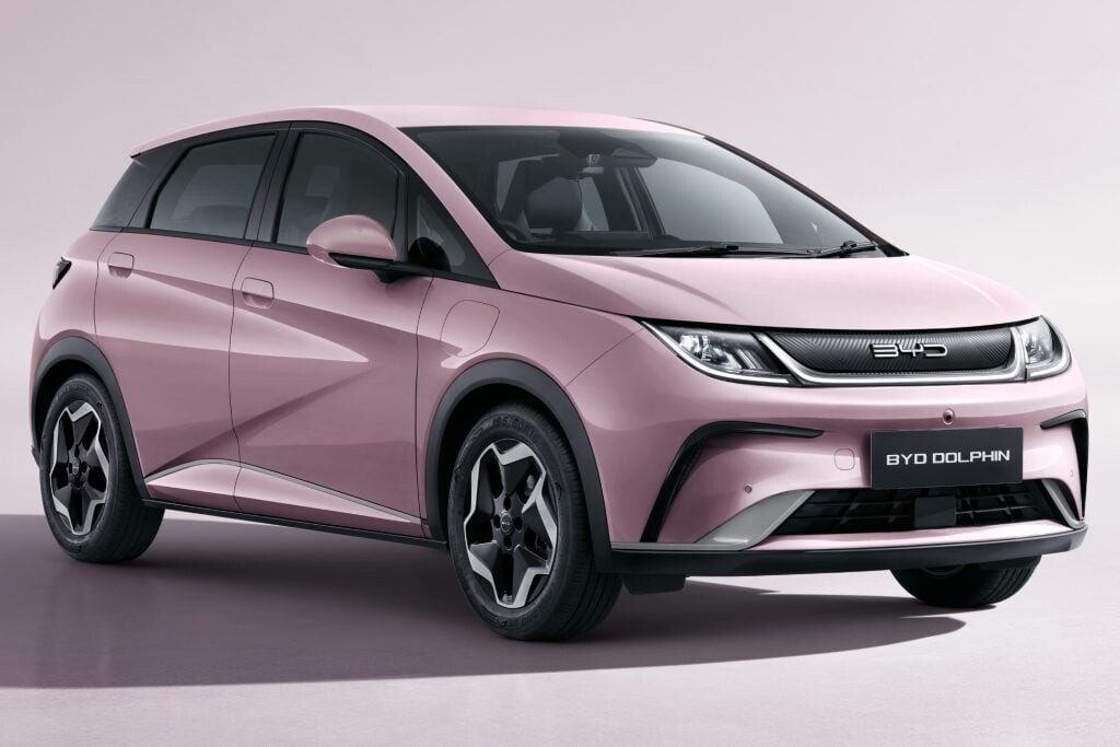 BYD「ドルフィン」全身ピンクの限定モデル！創業30周年を華やかに祝う