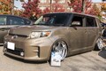 トヨタ「bB」から逆輸入車のサイオン「xB」に乗り換え！ 18インチをフェンダー内に呑み込む大胆カスタムが男前すぎです！