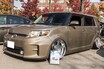トヨタ「bB」から逆輸入車のサイオン「xB」に乗り換え！ 18インチをフェンダー内に呑み込む大胆カスタムが男前すぎです！