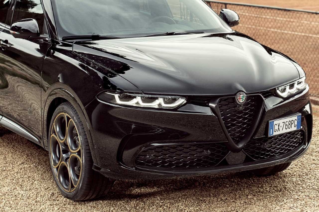 その輝きは“強烈”。ゴールドとタンで彩られたアルファ・ロメオ「トナーレ・インテンサ」が日本上陸シリーズ第一弾として登場