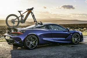 マクラーレンの「e-bike」がデビュー！ さて「アルトゥーラ」のルーフに載せるために外した前輪はどうやって運ぶ？